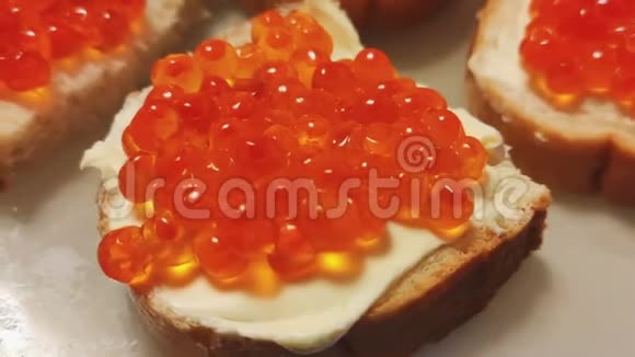 白色盘子上有黄油和红色鱼子酱的三明治视频的预览图