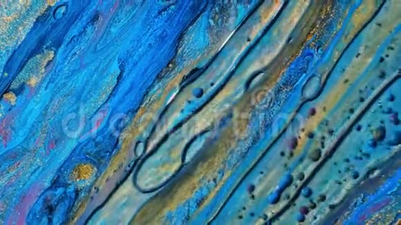 五颜六色的液体油漆和油混合色彩抽象泡泡在水里画画油漆在水中缓慢运动视频的预览图