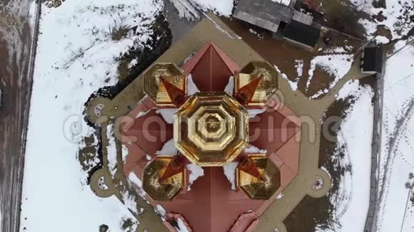冬季喀尔巴阡村黄金屋乌克兰教堂的空中俯视图视频的预览图