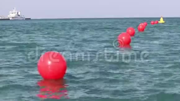 为了安全起见漂浮在海浪中的红色浮标线视频的预览图