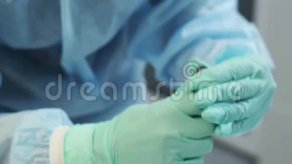 戴手套的医生用血液试管分析中国冠状病毒科学家技师把注射器视频的预览图