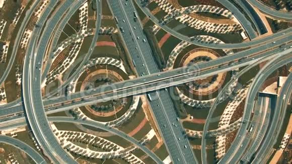 阿联酋迪拜一条高速公路交汇处的空中俯视图视频的预览图