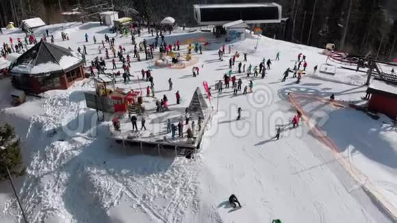 高空观景滑雪者在滑雪场附近的山顶滑雪坡滑雪滑雪胜地视频的预览图