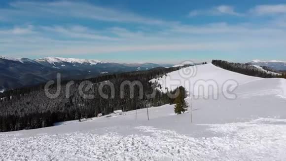在喀尔巴阡山山顶上的雪山和森林上空盘旋视频的预览图