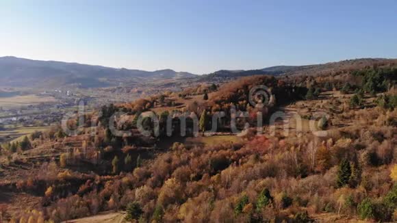 鸟喀尔巴阡山美丽的秋天景观的视野空中钻孔4K电影片段视频的预览图