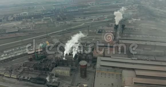 具有烟雾排放的高管道的史诗空中植物管道污染大气工业工厂污染烟囱视频的预览图