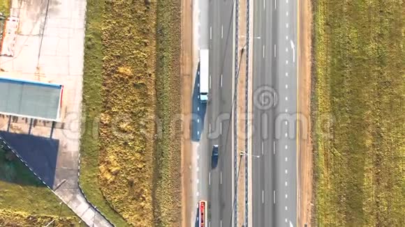 汽车在绿色的田野上行驶着白色的道路标记视频的预览图