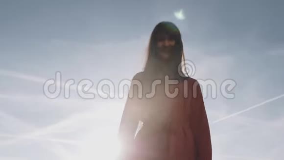 镜头上下移动在美丽的微笑的女人穿着红色的裙子摆在阳光明媚的埃菲尔铁塔全景慢速运动视频的预览图