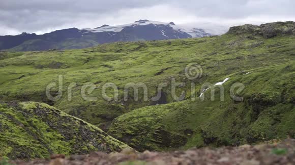 具有绿色景观和冰川的全景山景费姆沃尔德赫尔斯在冰岛徒步旅行视频的预览图