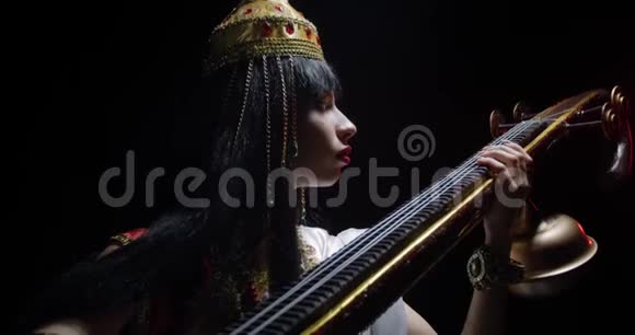 用金色皇冠关闭Saraswati同时演奏Veena传统4k视频的预览图