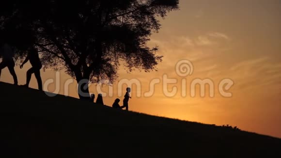 日落时分慢慢下山的小孩剪影视频的预览图