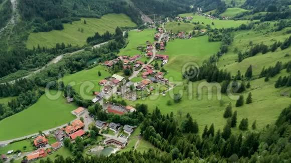 德国巴伐利亚高山乡村的山村风景视频的预览图