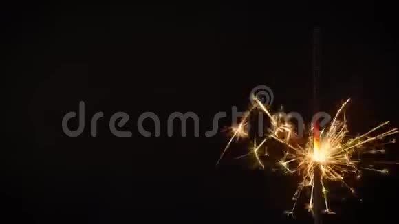 黑色背景上的冷棍火产生的美丽火花视频的预览图