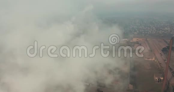 空中飞行工业发电厂的烟雾和蒸汽污染污染全球变暖的概念视频的预览图