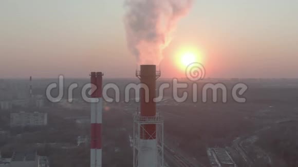 工业烟堆后傍晚太阳的鸟瞰图视频的预览图