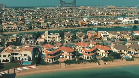 低空俯瞰迪拜棕榈朱美拉岛上的许多豪华别墅阿联酋视频的预览图