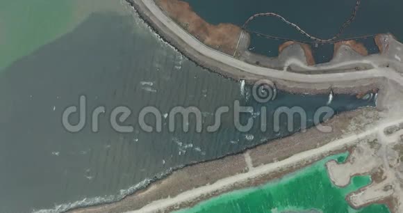 空中观景无人机在一个被破坏的生态系统污染的海洋上飞行排渣场中毒场和水视频的预览图