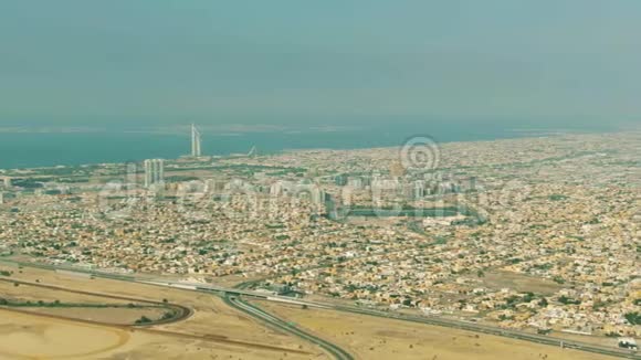 阿联酋迪拜的AlBarsha地区和遥远的世界岛屿的鸟瞰图视频的预览图