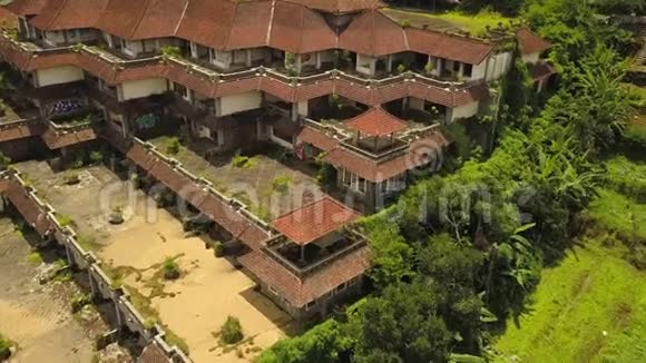 巴厘岛贝杜古尔废弃酒店的空中无人机视频视频的预览图