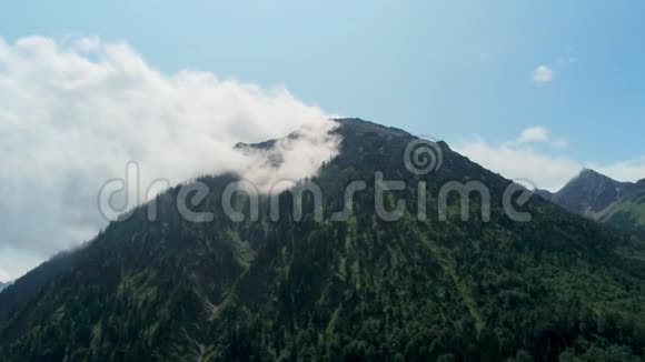德国阿尔卑斯山脉中森林和蒸汽的山景视频的预览图
