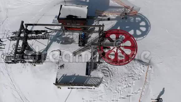 雪滑坡上运输滑雪者滑雪升降机的空中俯视图无人驾驶飞机飞过椅子视频的预览图