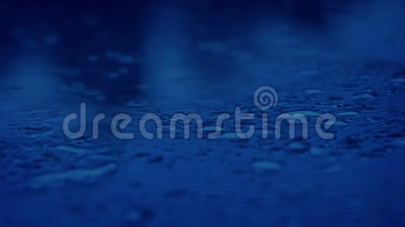 夜间地面特写的雨滴视频的预览图