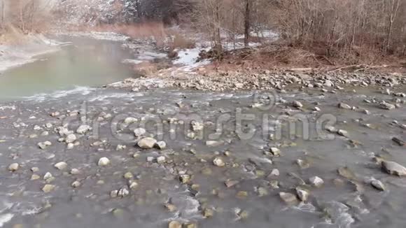 飞越野山河与巨石急流同流视频的预览图