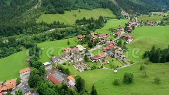 德国巴伐利亚高山乡村的风景鸟瞰图视频的预览图