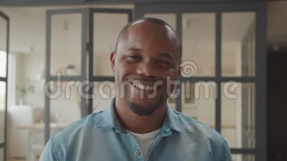 友好的英俊黑人在室内微笑视频的预览图