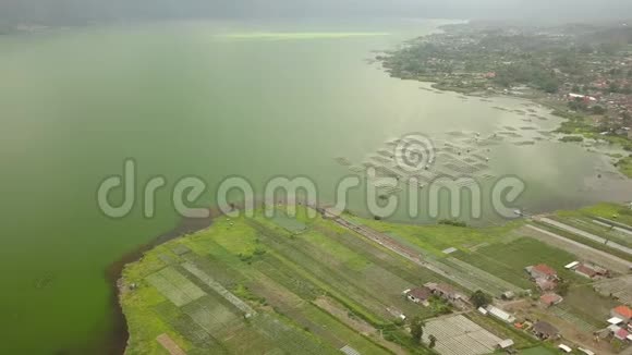巴厘岛的空中拍摄沿海村庄视频的预览图