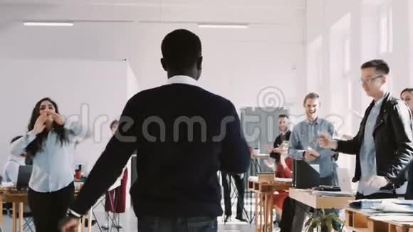 红色EPICW快乐有趣的年轻黑人经理男子跳舞在办公室庆祝聚会与纸屑和团队慢动作视频的预览图