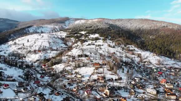 冬季喀尔巴阡山脉村庄的鸟瞰图亚伦奇乌克兰视频的预览图