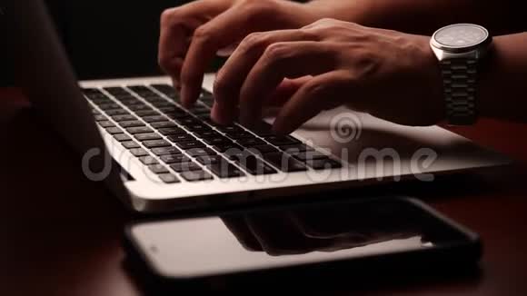 一个商人用手在手提电脑键盘上慢动作的特写视频的预览图