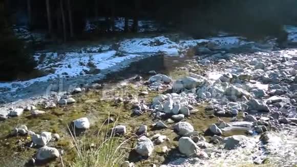 罗马尼亚阿尔戈斯一条河流的慢动作电影录像视频的预览图