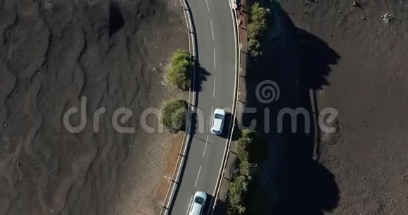 空中射击往下看汽车去新理想的平坦沥青路新鲜的白色道路标记在这样的背景下视频的预览图