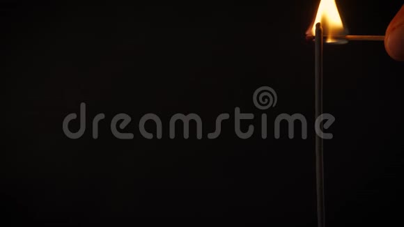 黑色背景上的冷棍火产生的美丽火花视频的预览图