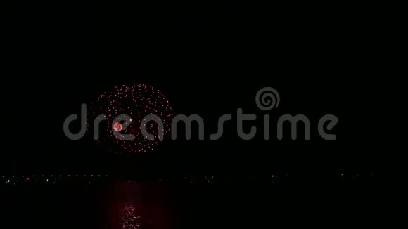 夜色中喜庆的烟花在江面上映着水视频的预览图
