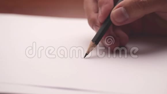 男性用铅笔在纸上写字内政部男性素描视频的预览图