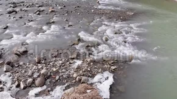 飞过乱石激流的山河视频的预览图