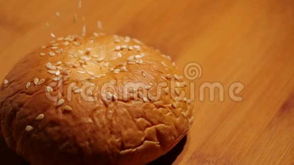 白芝麻慢吞吞地落入馍中带芝麻面包做汉堡视频的预览图