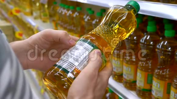 密切顾客选购瓶葵花油及核对食物标签视频的预览图