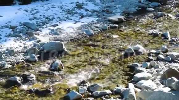 罗马尼亚阿尔戈斯一条河流的慢动作电影录像视频的预览图