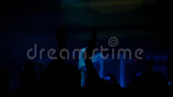 慢动作男子剪影在摇滚音乐会上聚会和鼓掌视频的预览图