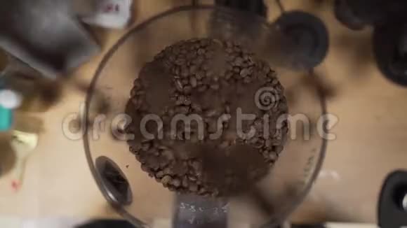 咖啡豆慢慢地掉进咖啡机里俯视图特写视频的预览图