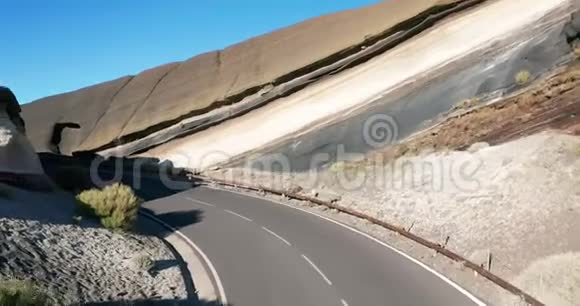 空中射击往下看汽车去新理想的平坦沥青路新鲜的白色道路标记在这样的背景下视频的预览图