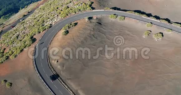 空中射击往下看汽车去新理想的平坦沥青路新鲜的白色道路标记在这样的背景下视频的预览图