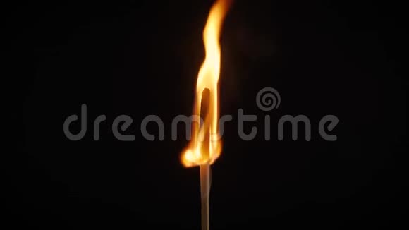 在黑色背景的火柴上燃烧的孤立火焰视频的预览图