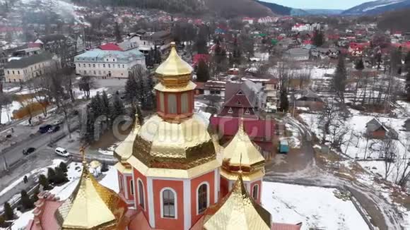 冬季喀尔巴阡村金色圆顶的乌克兰教堂鸟瞰图视频的预览图