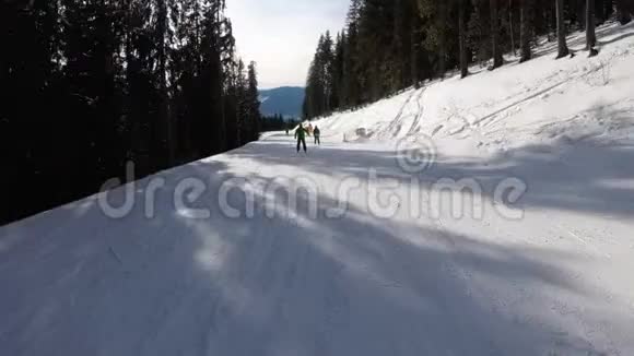 在滑雪胜地滑雪坡上滑行滑雪和滑雪板上的POV视图视频的预览图