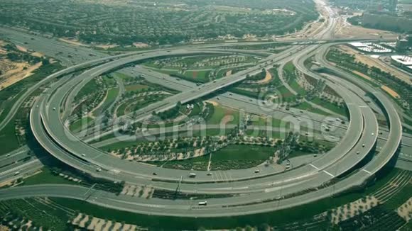 一个美丽的绿色公路立交桥的鸟瞰图阿联酋迪拜视频的预览图